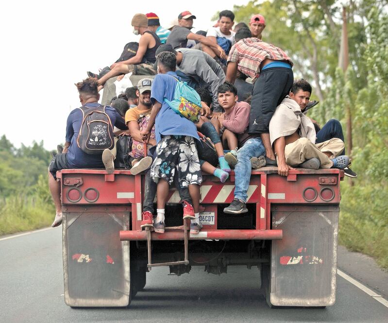 Migrantes viajan en un camión que aceptó subirlos en Río Dulce, Guatemala, en esta imagen del 2 de octubre. Foto: ARCHIVO AP