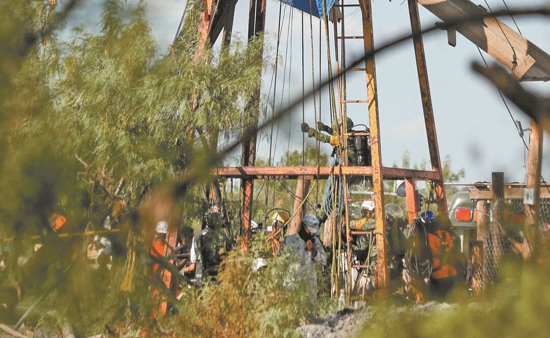 Durante más de tres horas, una canastilla metálica o “cápsula de vida” bajó y subió varias veces por el túnel vertical de dicho pozo, para llevar a dos militares y un minero, equipados con tanque de oxígeno y casco con lámpara.