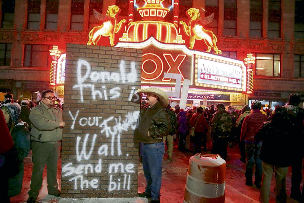 Protesta afuera del debate presidencial republicano, el pasado 3 de marzo, co nt ra la propuesta de Donald Trump de hacer un muro que separe EU de México (ARCHIVO REUTERS)