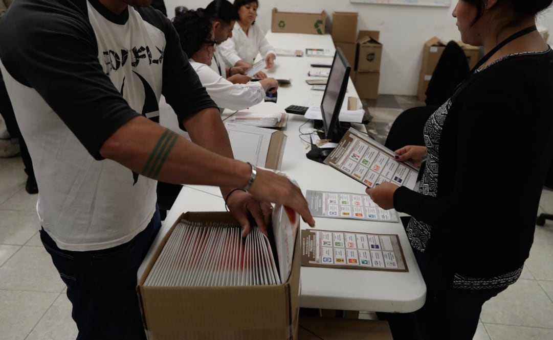 INE staff preparing electoral kits – Photo: Luis Cortés/EL UNIVERSAL