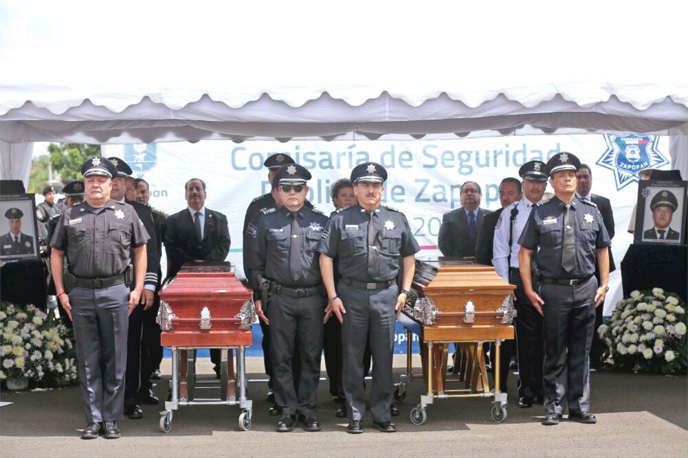 Elementos de seguridad realizaron ayer el homenaje de cuerpo presente a los policías de Zapopan caídos el pasado lunes. Foto: CARLOS ZEPEDA. EL UNIVERSAL
