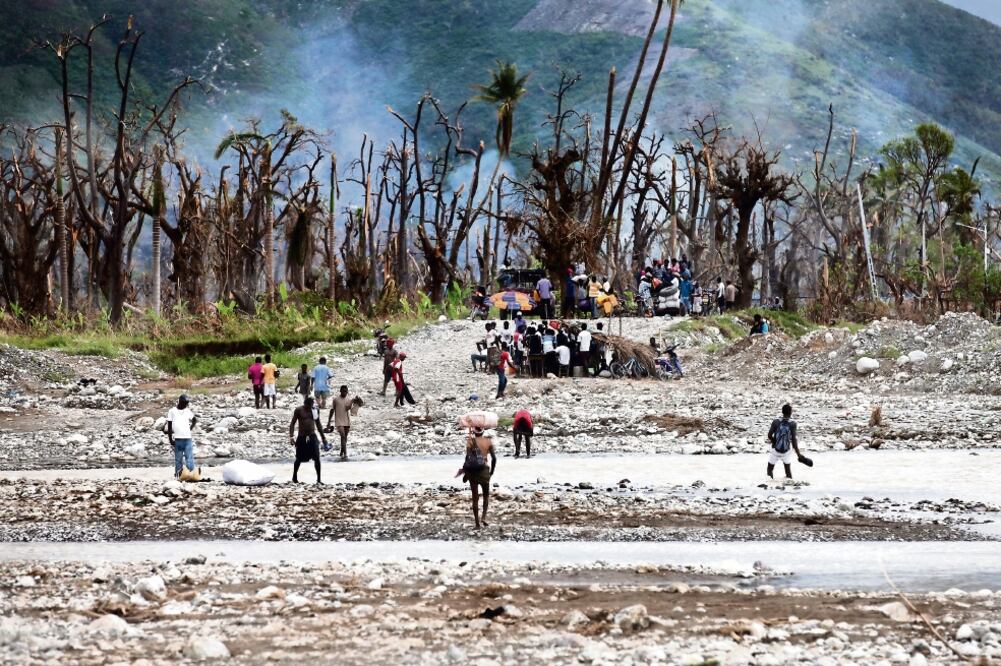 Dos semanas después de que el huracán Matthew devastara gran parte de la zona sur de Haití, la gente comenzó a regresar a sus hogares, sólo para descubrir que poco, o nada, quedó en pie (JORGE SERRATOS)