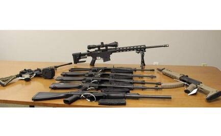 EU encuentra armas de asalto escondidas en sofás en la frontera con México