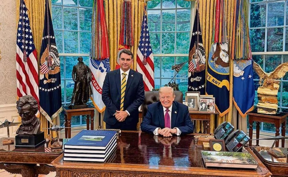 El candidato conservador brasileño Flávio Bolsonaro se reunió el martes pasado con el presidente estadounidense Donald Trump en la Casa Blanca. Foto: TOMADA DE X