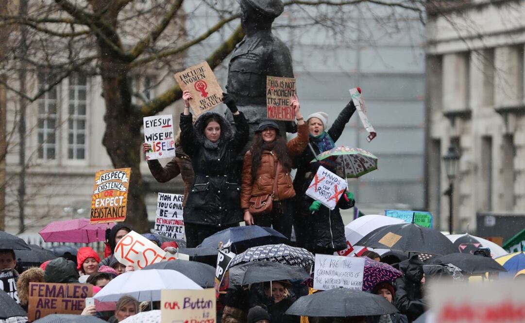 En Londres, centenares de personas se concentraron frente a la residencia de la primera ministra, Theresa May, en Downing Street, (Foto: AFP)