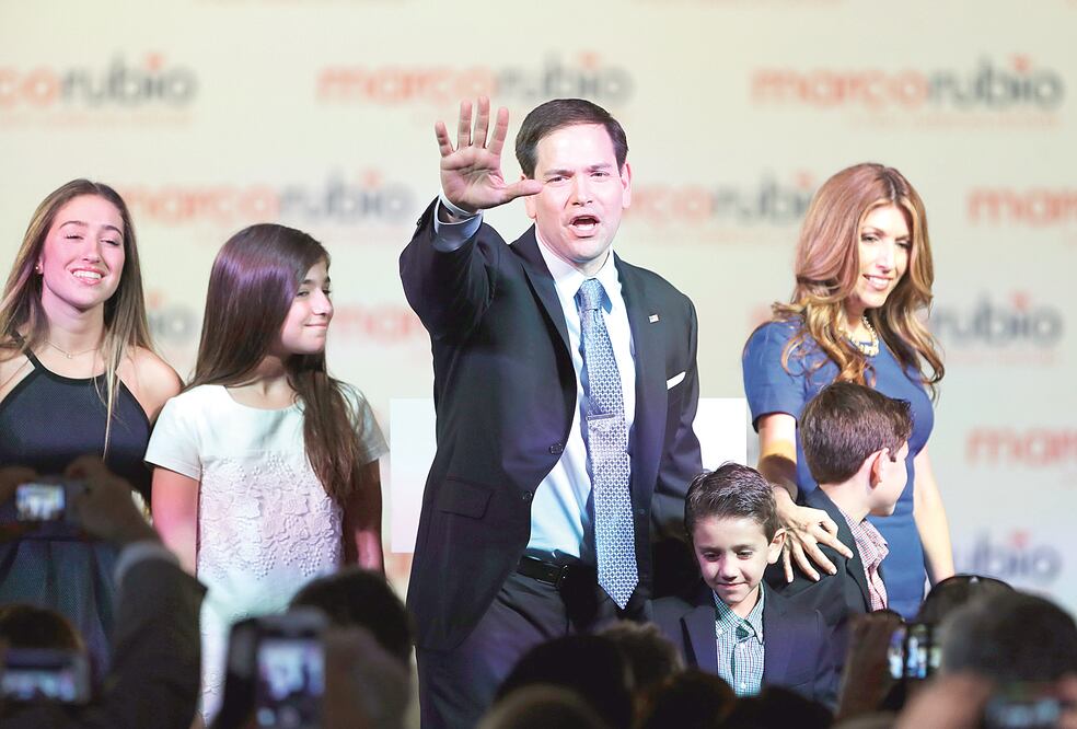 Marco Rubio saluda a la multitud, tras anunciar que competirá para ser el candidato republicano a la presidencia. Lo acompañaron su esposa y sus cuatro hijos (WILFRIDO LEE. AP)