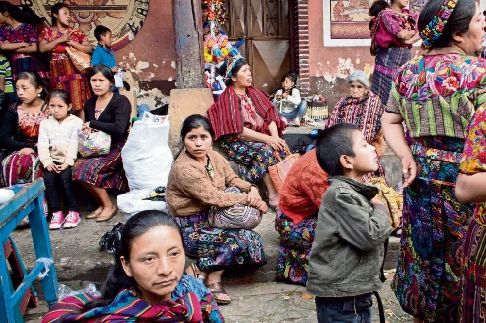 Guatemaltecos, durante las celebraciones a Santo Tomás. En el país se cumplen hoy 20 años de la firma de la paz, tras 30 años de conflicto. (MOISÉS CASTILLO. AP)