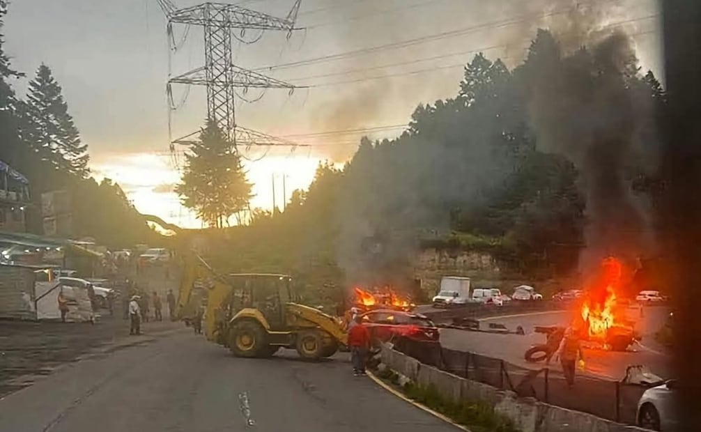 Protestan contra la tala clandestina en la carretera México-Toluca en Ocoyoacac; bloquean y queman vehículos.
Foto: Especial.