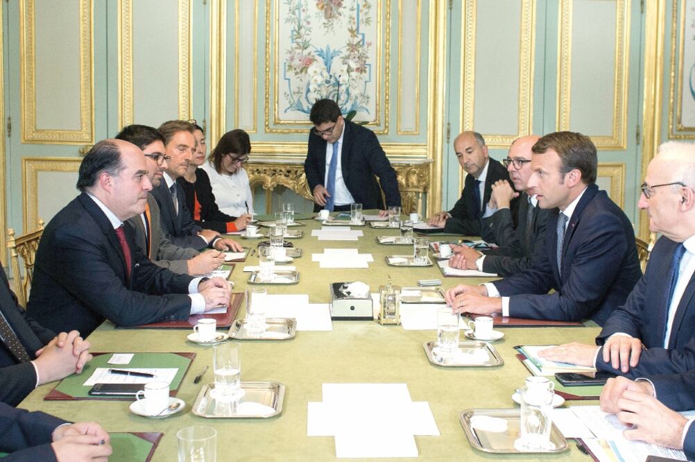 El presidente francés, Emmanuel Macron, se reunió ayer con los líderes del Parlamento venezolano, Jorge Borges (izq.) y Freddy Guevara (segundo) (THIBAULT CAMUS. AP)