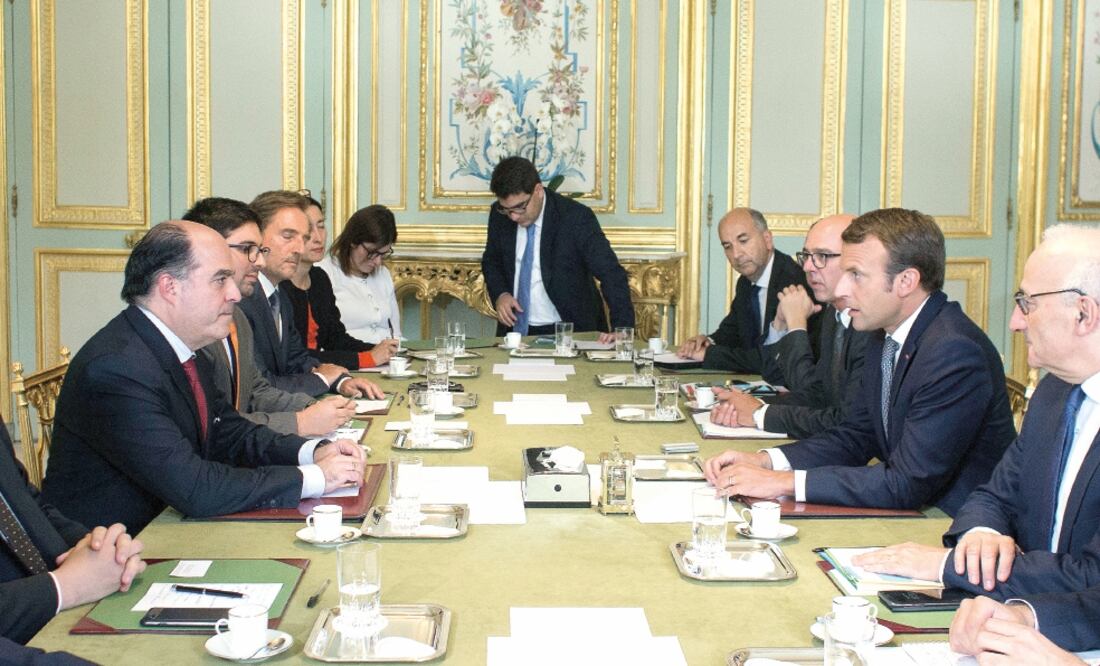 El presidente francés, Emmanuel Macron, se reunió ayer con los líderes del Parlamento venezolano, Jorge Borges (izq.) y Freddy Guevara (segundo) (THIBAULT CAMUS. AP)