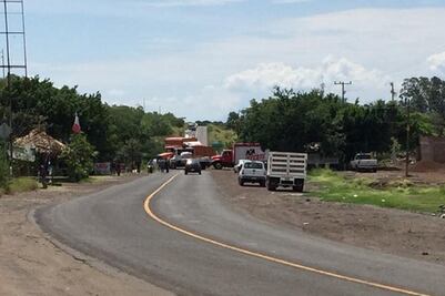 Tras enfrentamiento y detenciones, bloquean carretera en Michoacán