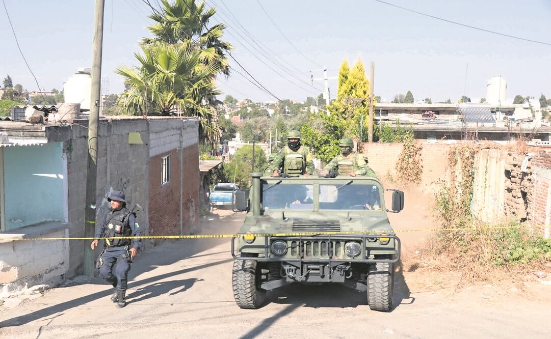 La zona de la explosión fue acordonada por policías y militares. Cuatro casas fueron dañadas. Foto: Omar Contreras. EL UNIVERSAL