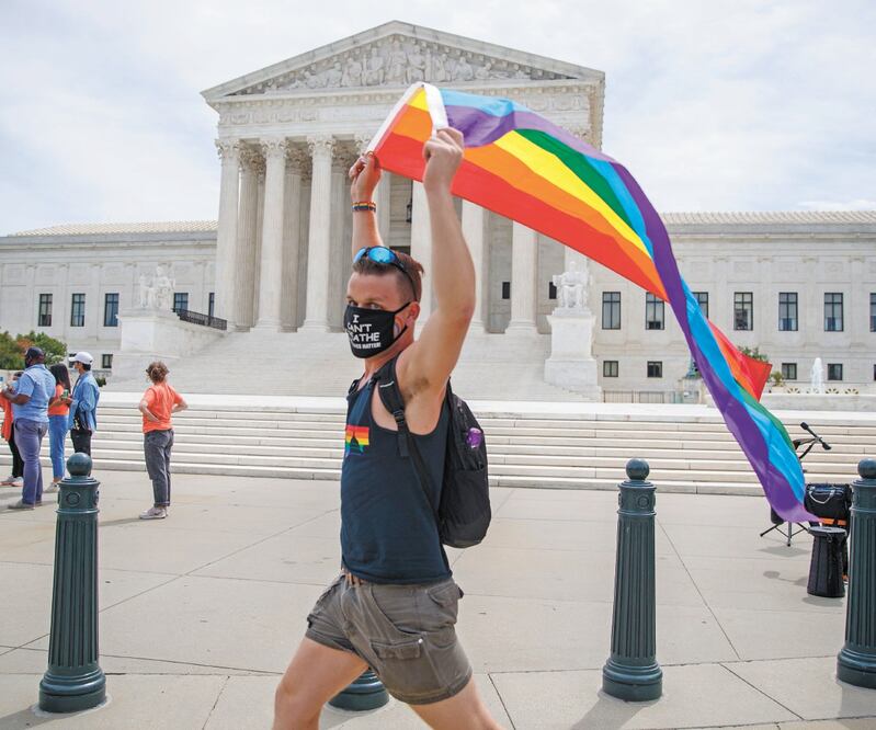 Un partidario del movimiento LGBTTTI camina con una bandera frente a la Corte Suprema en Washington. EFE