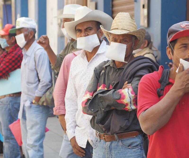 Decenas de campesinos acudieron ayer a la ciudad de Oaxaca para cobrar sus apoyos del programa federal Procampo Productivo. EDWIN HERNÁNDEZ. EL UNIVERSAL