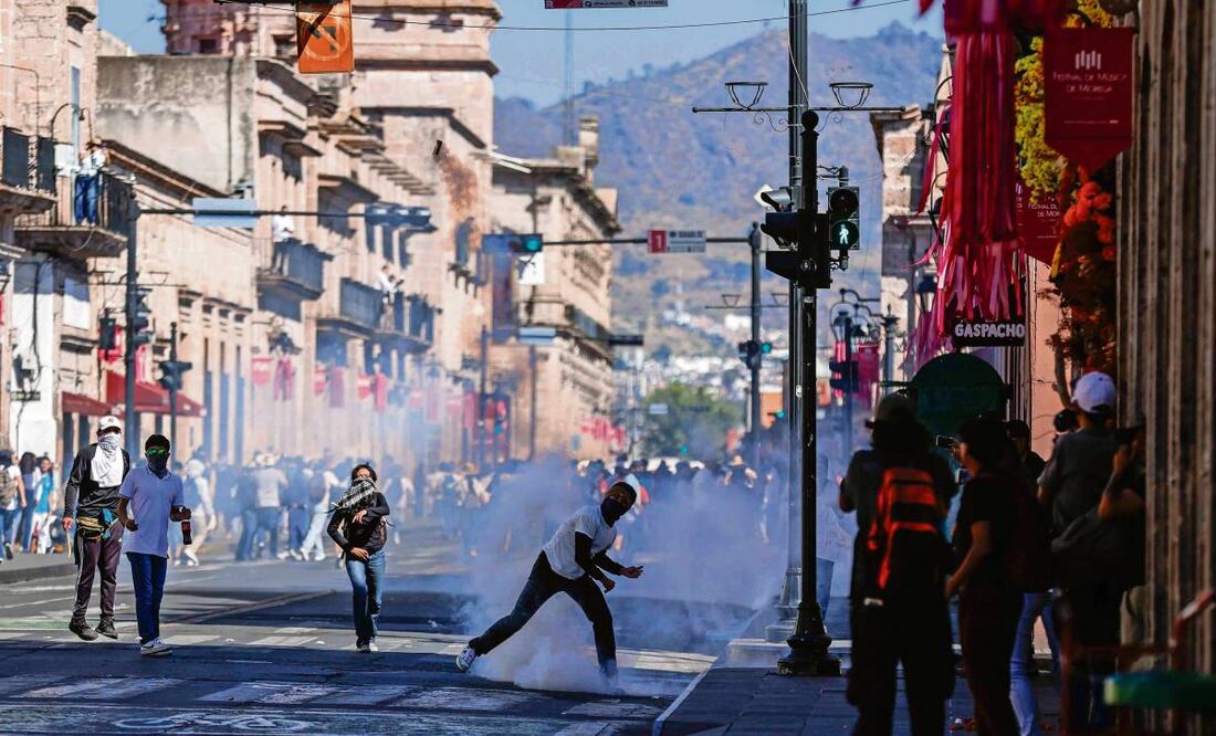 En Morelia, por segundo día, las protestas terminaron en enfrentamientos entre manifestantes y elementos de la Policía Estatal que utilizó gas lacrimógeno y balas de pintura. Foto: Diego Simón Sánchez / EL UNIVERSAL