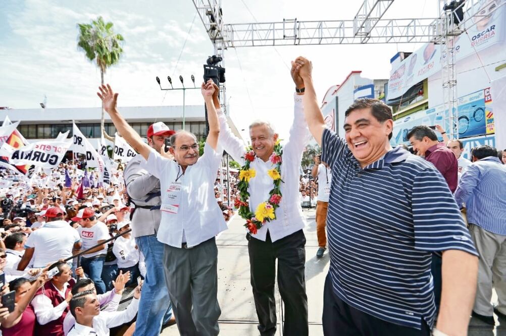 Acompañado del actor Carlos Bonavides (der.), el tabasqueño refirió que su plan de desarrollo será como el del ex presidente de EU, John F. Kennedy. Foto: VALENTE ROSAS. EL UNIVERSAL