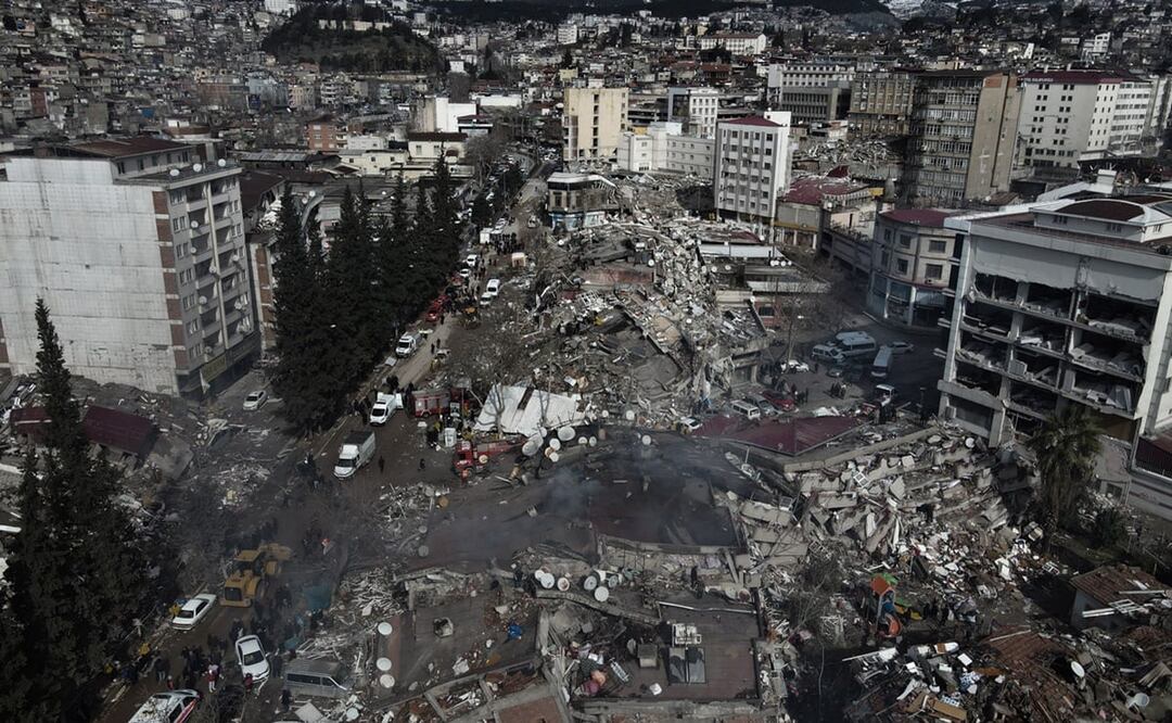 Vista desde un dron de un gran número de edificios colapsados a causa del potente terremoto que azotó el pasado lunes el sureste de Turquía. Foto: EFE