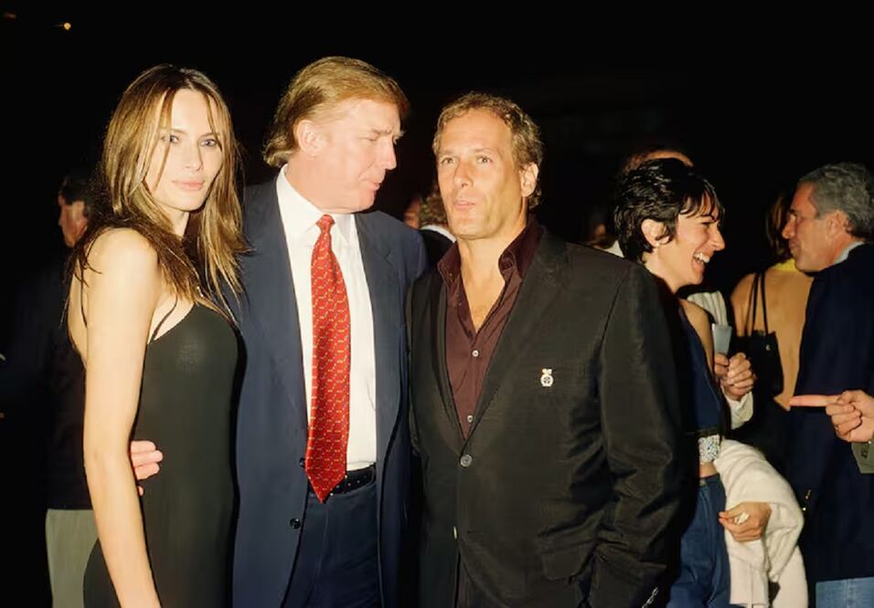 Vista de la exmodelo Melania Knauss (posteriormente Trump) y Donald Trump (centro) posando con el músico Michael Bolton en el club Mar-a-Lago, Palm Beach, Florida, el 12 de febrero de 2000. Al fondo, se ven el financiero estadounidense Jeffrey Epstein y la socialité británica Ghislaine Maxwell (segunda a la derecha). Foto: Archivo / Agencias