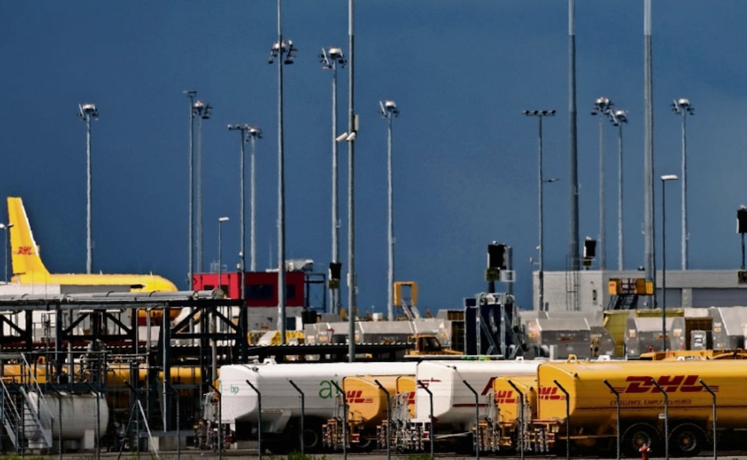 Camiones de combustible en el centro de operaciones de DHL del aeropuerto de Leipzig/Halle, en Schkeuditz, Alemania. La escasez de crudo está pegando con fuerza en Europa. Foto: EFE