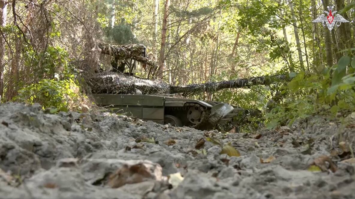 Tanque ruso se coloca en un sitio no divulgado cerca de la frontera entre Rusia y Ucrania, en la región de Kursk. Foto: AP