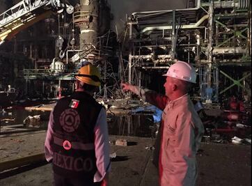 Titular de Pemex recorre zona afectada por explosión