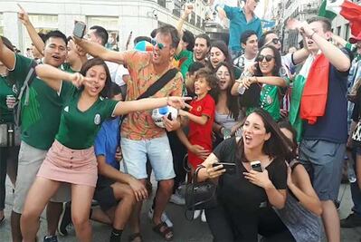Mexicanos ​​celebran el pase de la Selección Nacional en la Puerta del Sol, de Madrid