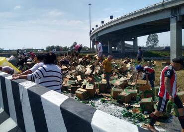 Rapiña: se llevan cervezas tras volcadura de camión en el Circuito Exterior Mexiquense