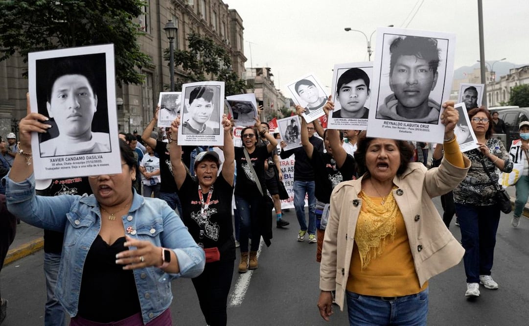 Manifestantes exigen que Dina Boluarte convoque a elecciones presidenciales inmediatas y piden justicia para los asesinados en las protestas. Foto: AP
