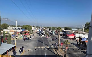 Pobladores de San Salvador, Hidalgo, mantienen bloqueada carretera federal Acopan-Ixmiquilpan; retienen a alcalde por inconformidades en su contra 