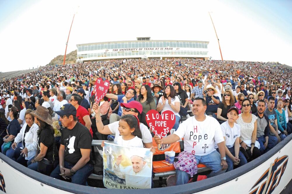 Miles de personas siguieron el acto litúrgico a través de pantallas gigantes instaladas en el estadio Sun Bowl de la Universidad de Texas, en El Paso (DAN DALSTRA. REUTERS)