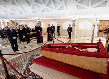 Silencio, lágrimas y rosas, en una despedida íntima