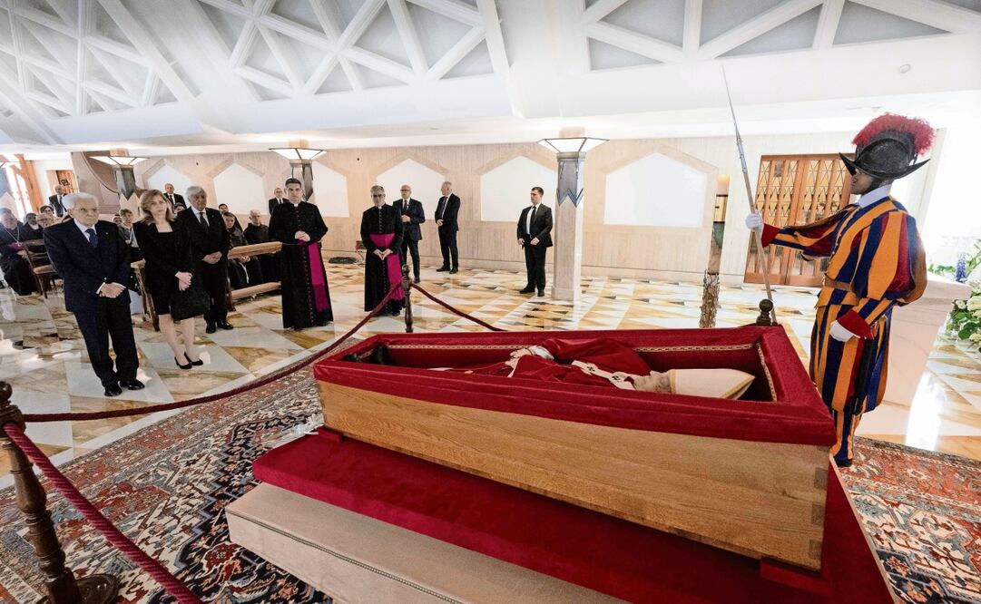 El presidente italiano, Sergio Mattarella (izq.), empleados del Vaticano y cercanos pudieron velar al papa Francisco en su residencia de la Casa Santa Marta, en Roma, antes de su traslado, hoy, a la Basílica de San Pedro, donde se prevé que cientos de miles lo despidan. El funeral, al que asistirán jefes de Estado como Donald Trump, se realizará el sábado; por deseo del jerarca argentino su cuerpo fue colocado en un sencillo ataúd. Foto: AFP