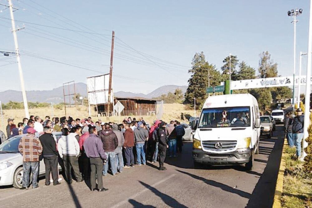 Por la remisión de varias unidades al corralón , choferes cerraron la entrada a Amecameca de la carretera federal México-Cuautla. (ESPECIAL)