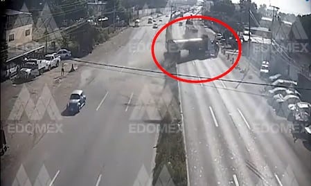 VIDEO. Captan momento exacto en que tráiler pierde el control y se estrella contra una casa de Ecatepec