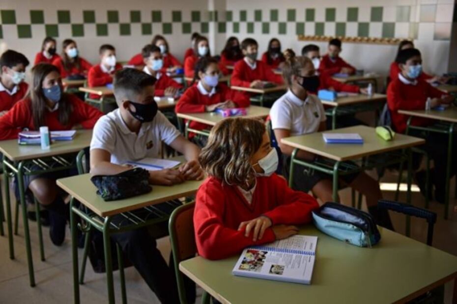 Con contagios al alza, alumnos en España regresan a la escuela