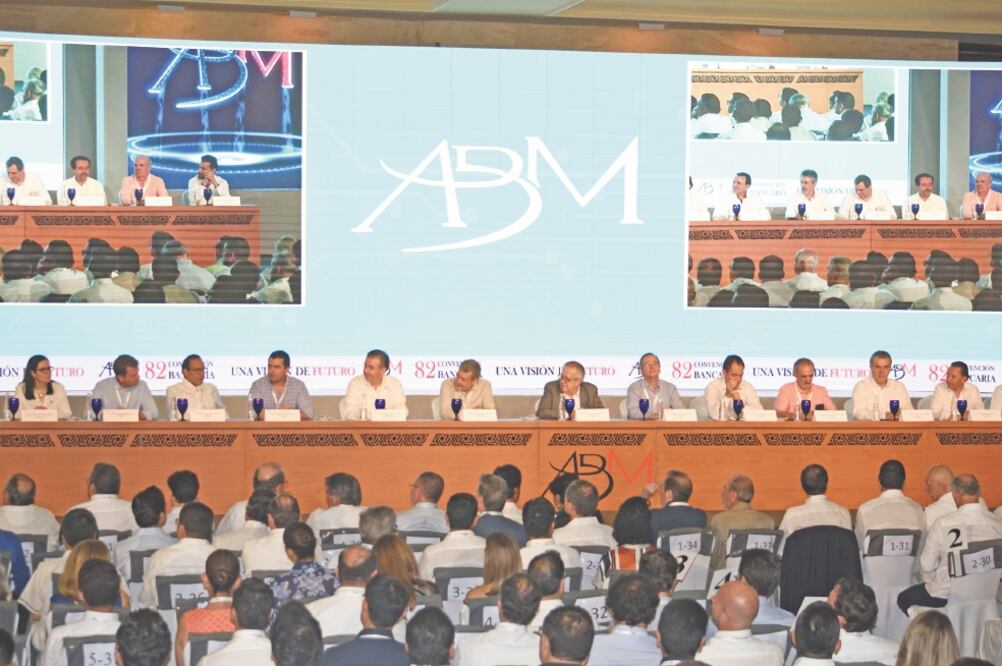 Autoridades hacendarias y financieras, junto con directivos de los bancos en México, inauguraron la 82 Convención Nacional Bancaria en Acapulco, Guerrero. Foto: SALVADOR CISNEROS. EL UNIVERSAL