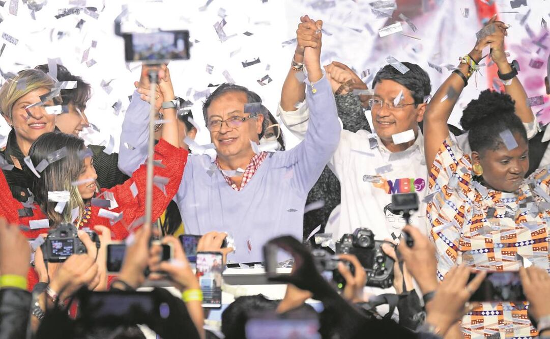 El candidato presidencial por la coalición Pacto Histórico, Gustavo Petro (centro).  Raúl Arboleda/AFP