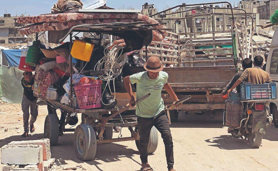 Palestinos jalan una carreta con sus pertenencias, mientras los desplazados huyen de Khan Yunis. Foto: de AFP