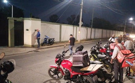 Militares piden pollos rostizados y no los pagan en Guanajuato; repartidores rodean cuartel