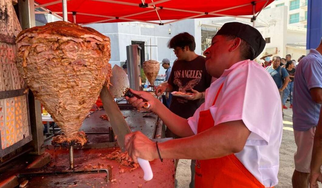 Taquería Don Rey da “un taco de solidaridad” a los damnificados de Guerrero. Foto: Valente Rosas. EL UNIVERSAL