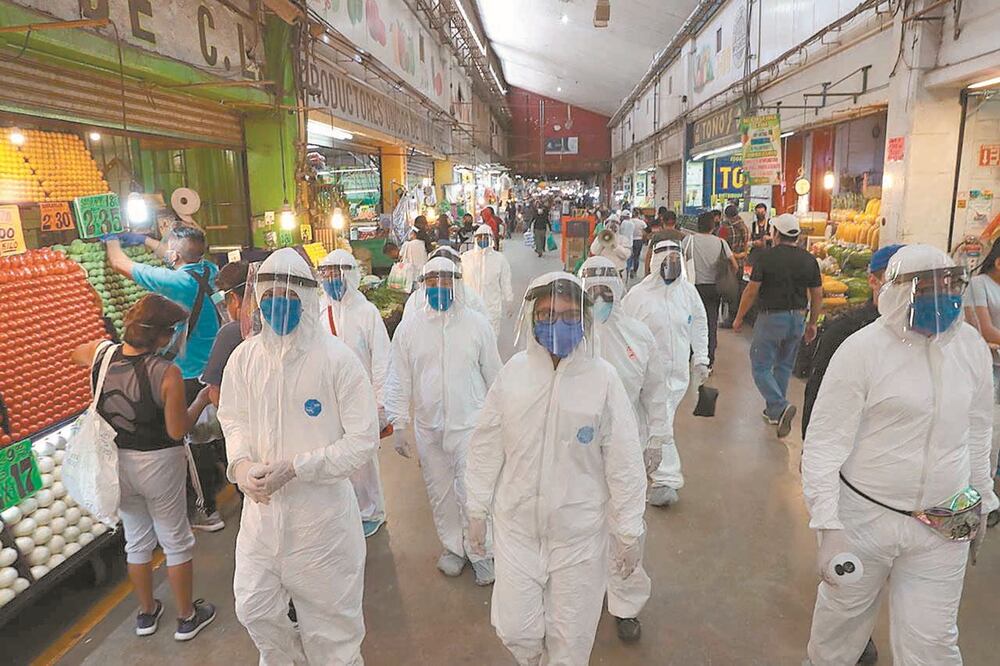 Personal del Gobierno de la Ciudad de México sanitiza diario las más de 246 hectáreas que ocupan las naves de la Ceda. Foto: JUAN BOITES. EL UNIVERSAL