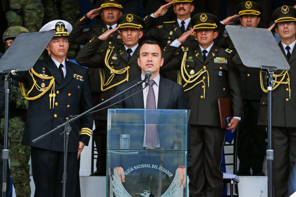 El presidente de Ecuador, Daniel Noboa, entregó nuevo equipamiento a la policía en el marco del conflicto armado interno contra el crimen. Foto: José Jácome / EFE