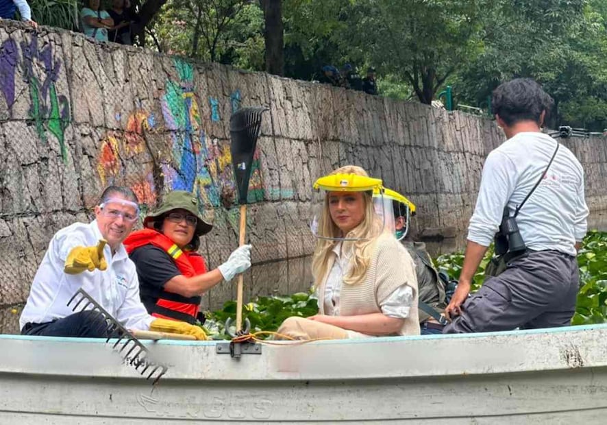 Durante el recorrido, los alcaldes abordaron una lancha para supervisar los trabajos realizados en el cauce del Canal Nacional. Foto: Especial
