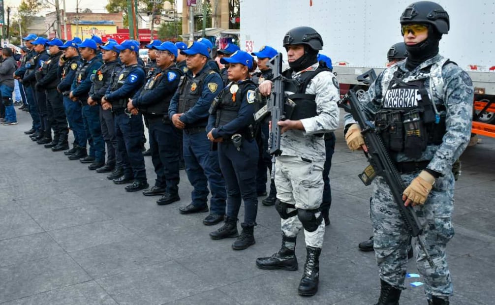 Remiten ocho mototaxis y siete operadores al Juez Cívico por obstrucción de la vía pública en Iztapalapa.
Foto: Especial.