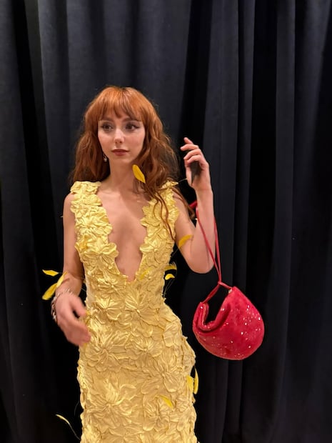 Detalle del vestido de flores en textura 3D que Natalia Téllez lució en los Premios Emmy Internacional. Foto: Instagram @natalia_tellez