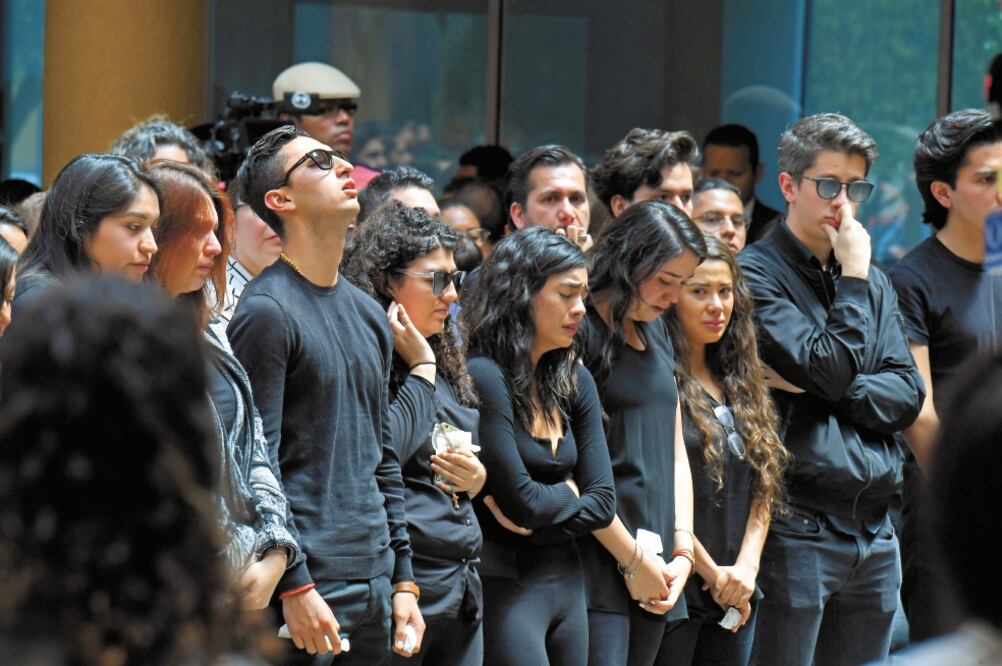 Compañeros de clases y catedráticos asistieron a la misa en honor a Norberto Ronquillo Hernández en la Universidad del Pedregal. Foto/ JUAN ARMANDO MARTÍNEZ. EL UNIVERSAL