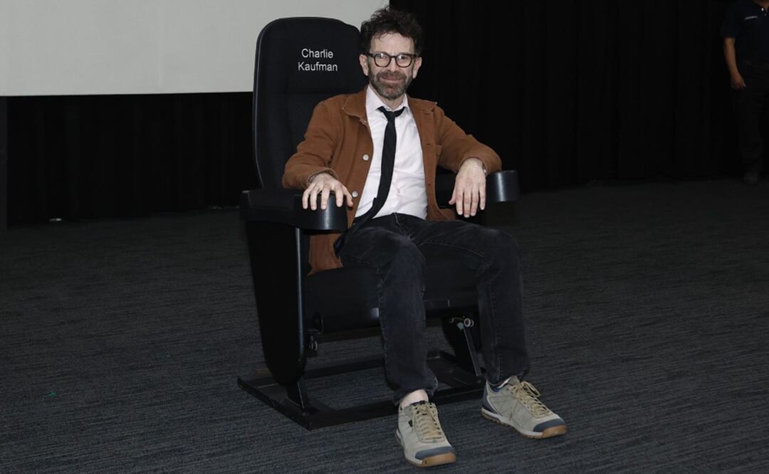 Arribó con su clásico cabello alborotado y una pequeña sonrisa que se elevó cuando develó una butaca con su nombre y que permanecerá en una de las salas del complejo exhibidor, sede principal del festival.
FOTO:  Fotos: Berenice Fregoso/EL UNIVERSAL.