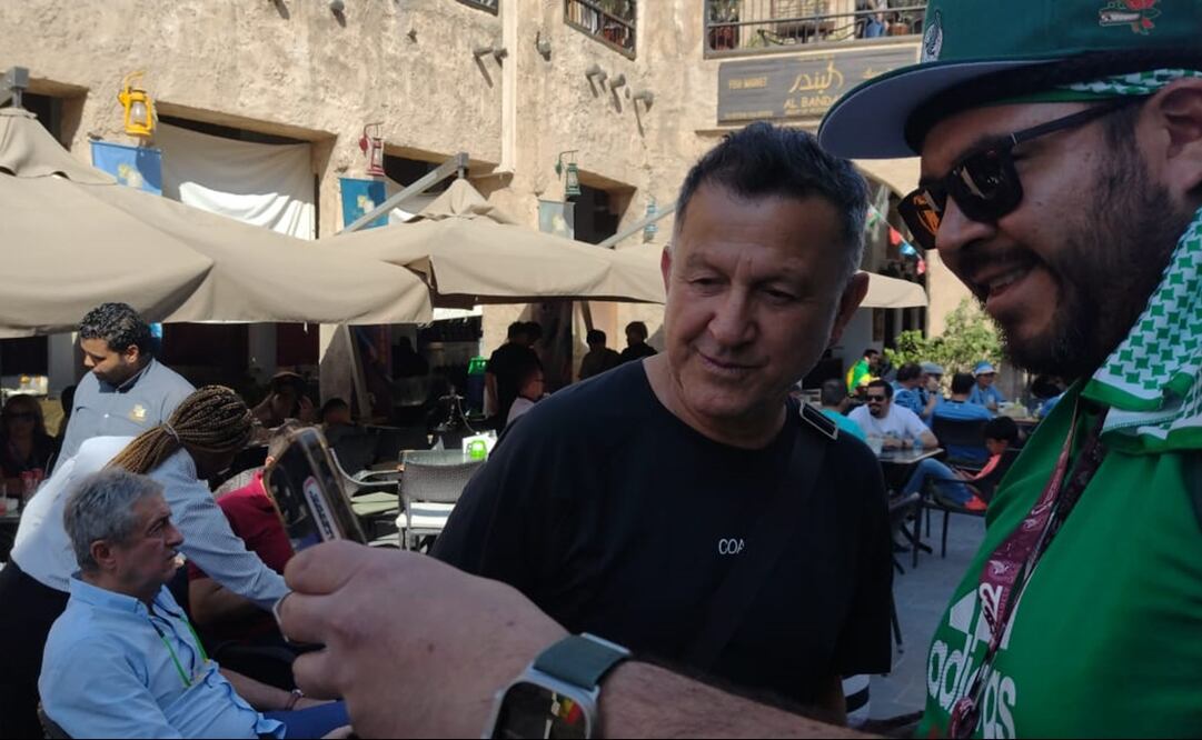 Juan Carlos Osorio tomándose fotografías con aficionados mexicanos - FOTO: Edgar Luna Cruz / El Universal
