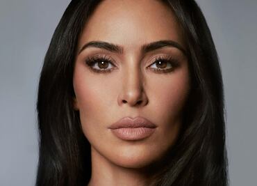 Kim Kardashian sorprende con bikini animal print y sombrero cowboy