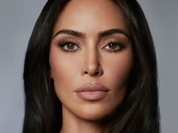 Kim Kardashian sorprende con bikini animal print y sombrero cowboy